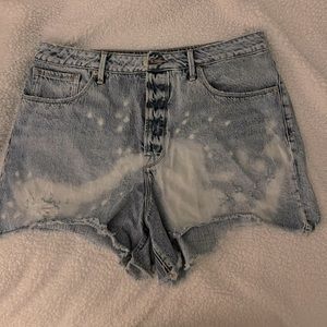Good American Bombshell shorts size 15. Button fly, slight frayed cut off short
